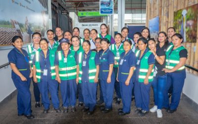 Mujeres Celebran su Día con una Dulce Bienvenida en el Aeropuerto Ecológico de Galápagos