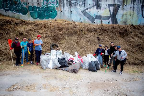 Aseguradora del Sur se Une a la Limpieza de Quebradas en Quito: Compromiso con la Comunidad y el Planeta