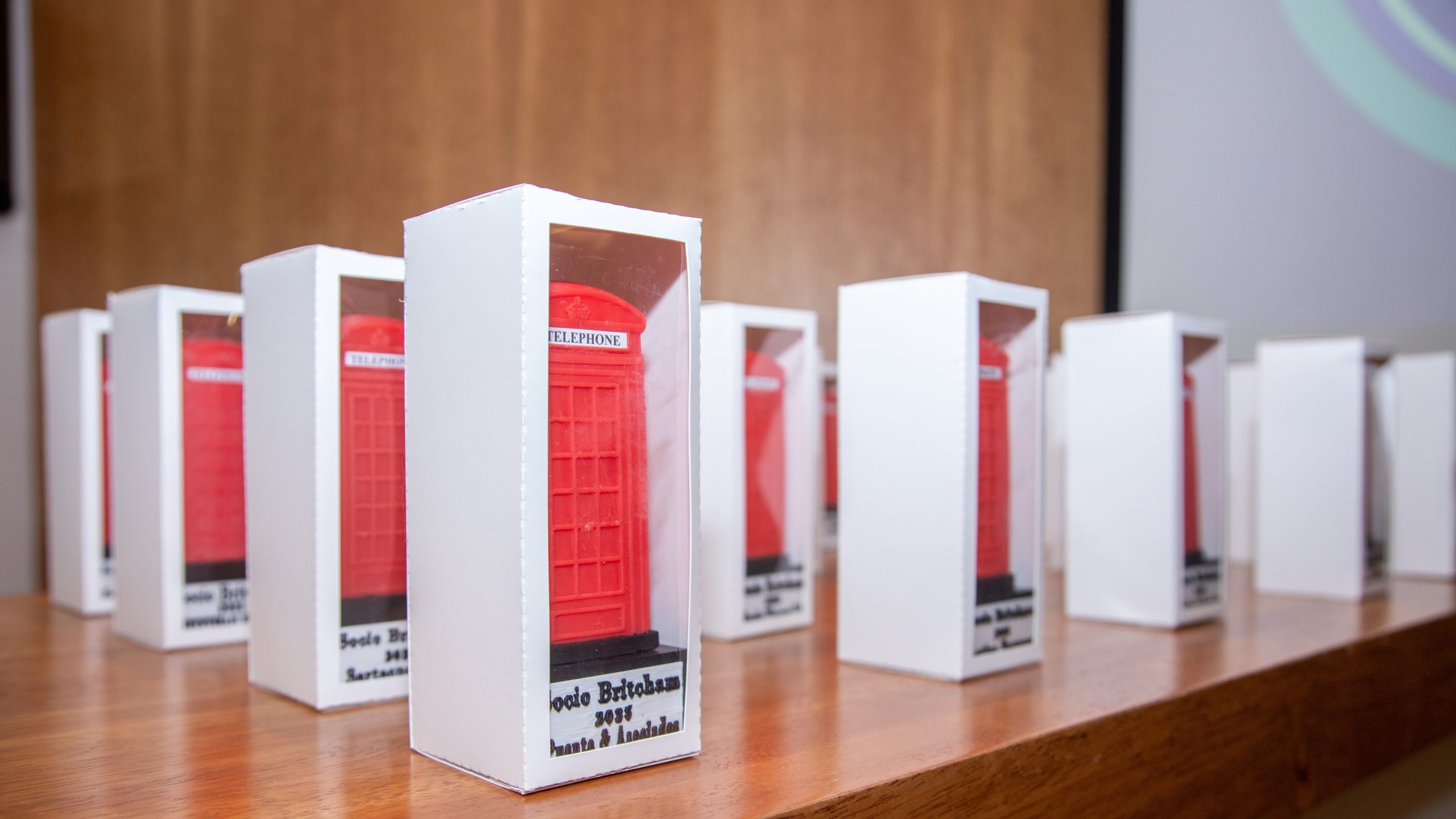 Números Asociados y Servicios