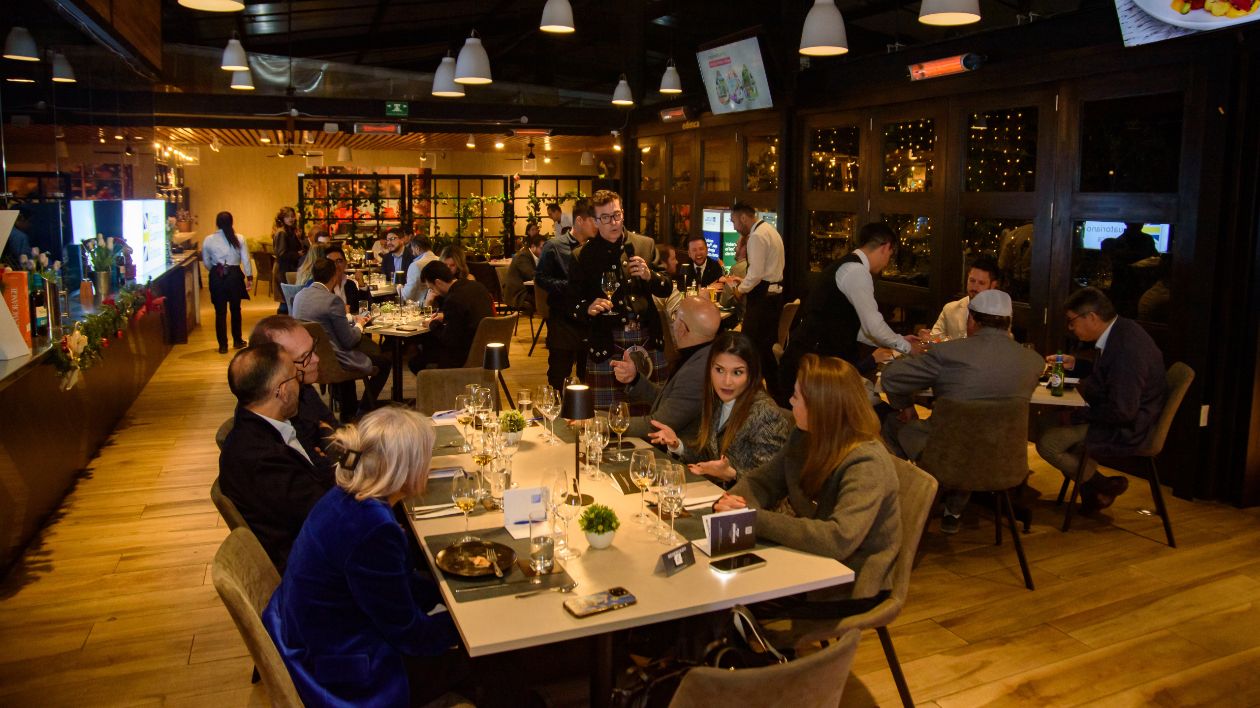 Números Asociados y Servicios