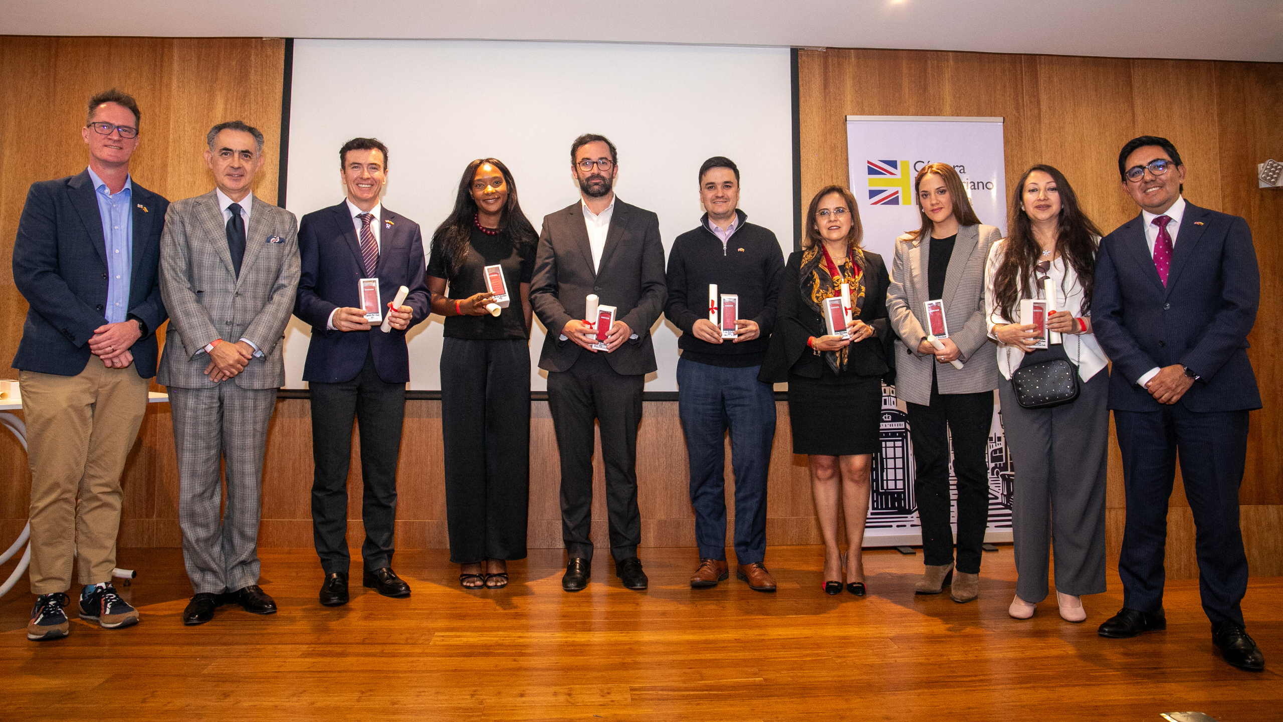 Números Asociados y Servicios